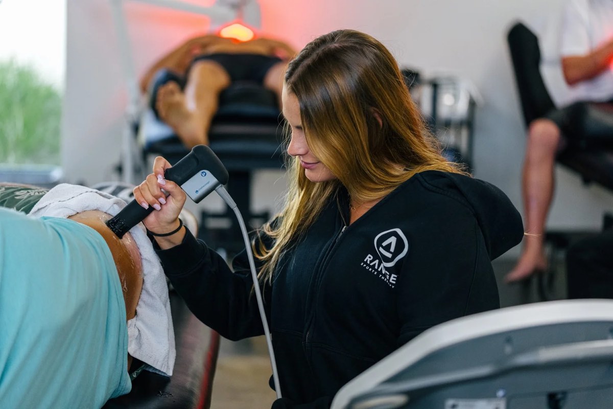 Acoustic wave treatment on a patient's shoulder